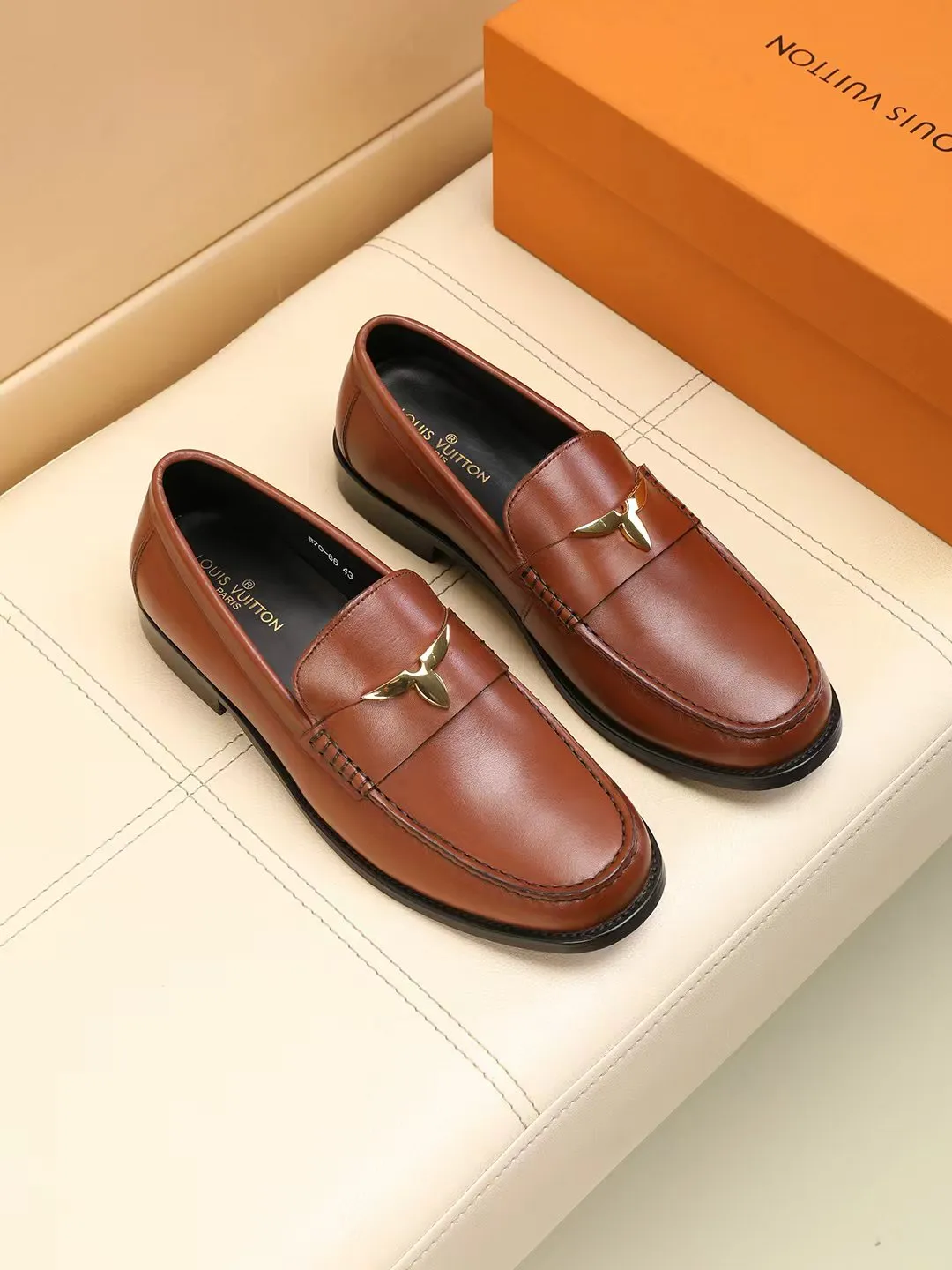 Men's shoes 440 💰 Louis Vuitton LV ® 🆕 model 🔛Full shoe counter, first layer cowhide, 🐂leather lined casual shoes for men, super soft outsole, essential for driving. Synchronized with the counter, original first layer cowhide, completely 1:1 mold customization🌹top version, color optional! Number: 39-44 (customized at 38.45.46)